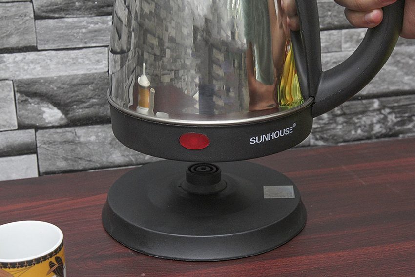 am-sieu-toc-inox-sunhouse-shkss-180-7 Đế xoay 360 độ của ấm siêu tốc Inox Sunhouse SHKSS-180
