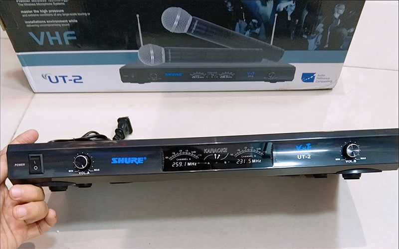 bo-2-micro-khong-day-shure-ut-2-3 Đầu thu của Bộ 2 Micro không dây Shure UT-2