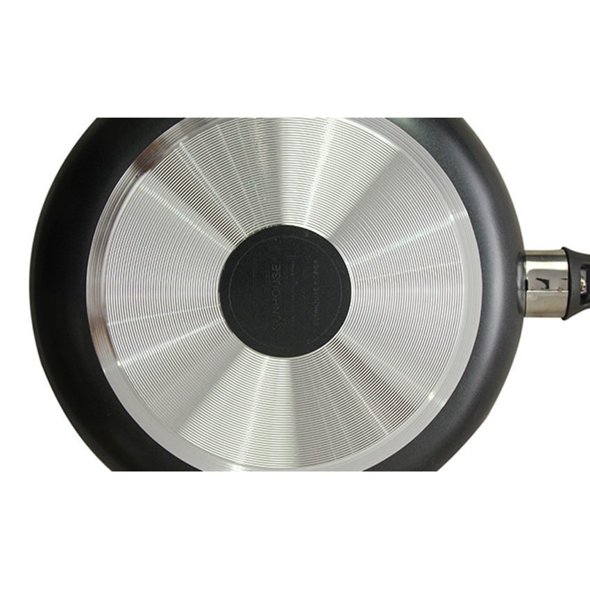 chao-ct24-4 Mặt đáy của chảo trơn Sunhouse CT24